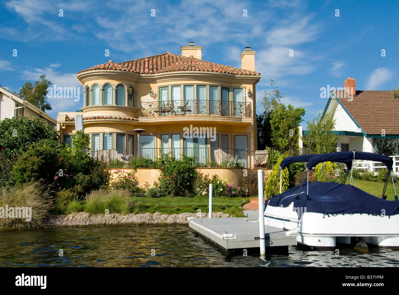 Maisons communautaires exclusifs, des maisons le long du lac à Westlake Village, Los Angeles County, Californie, ville isolée et élite Banque D'Images