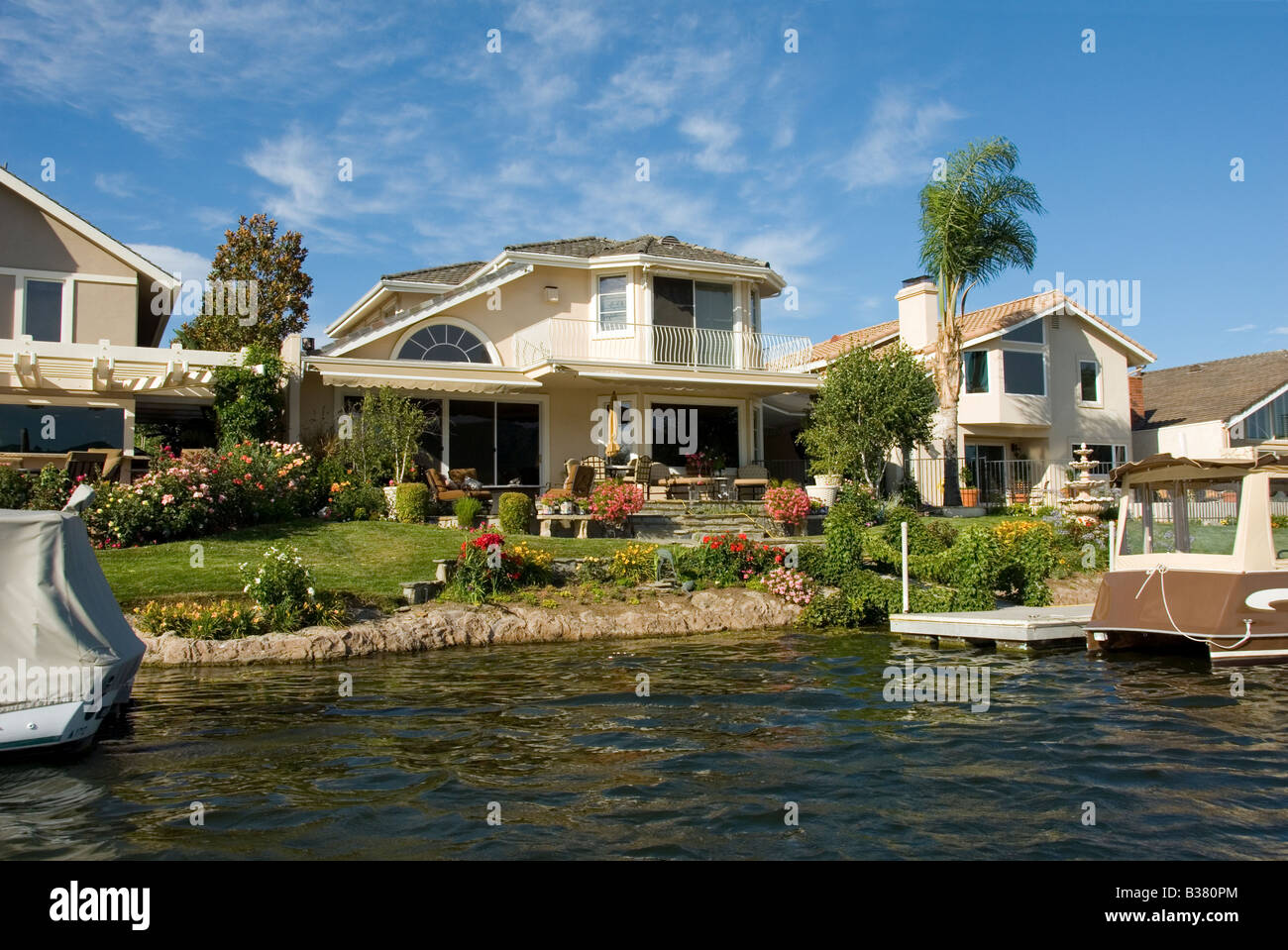 Maisons communautaires exclusifs, des maisons le long du lac à Westlake Village, Los Angeles County, Californie, ville isolée et élite Banque D'Images