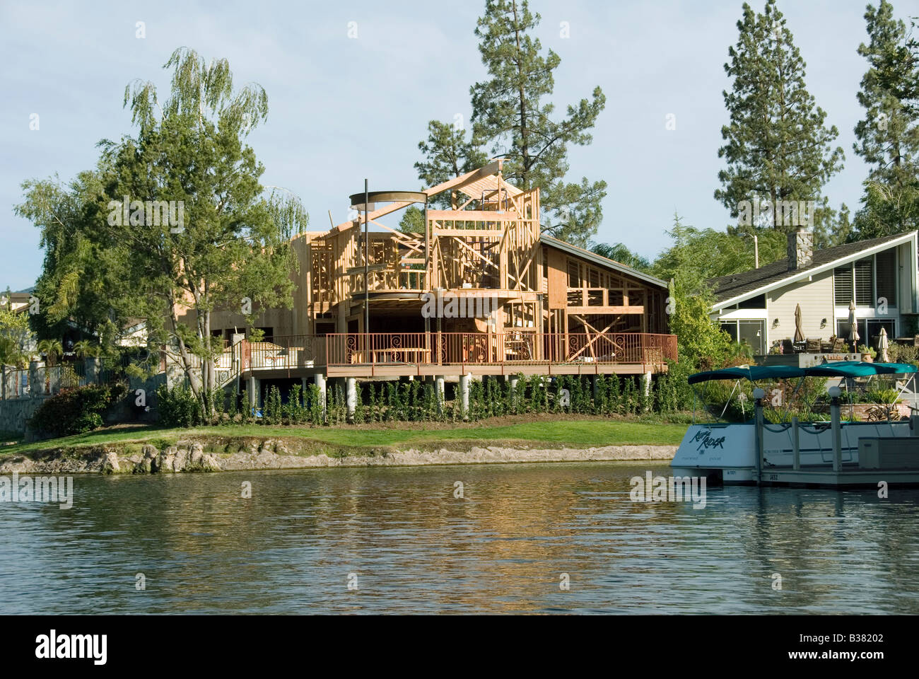 Maisons communautaires exclusifs, des maisons le long du lac à Westlake Village, Los Angeles County, Californie, ville isolée et élite Banque D'Images