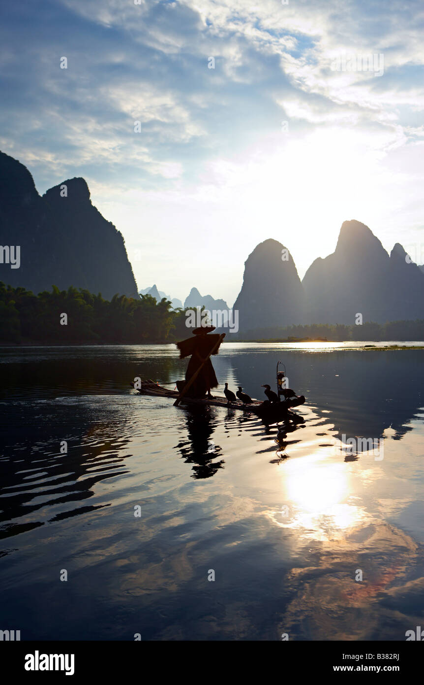 Pêcheur dans le Cormorant Lijang Li River Xingping Guilin province Chine modèle libération 701 Banque D'Images