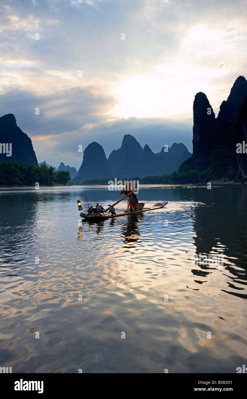 Pêcheur dans le Cormorant Lijang Li River Xingping Guilin province Chine modèle libération 701 Banque D'Images