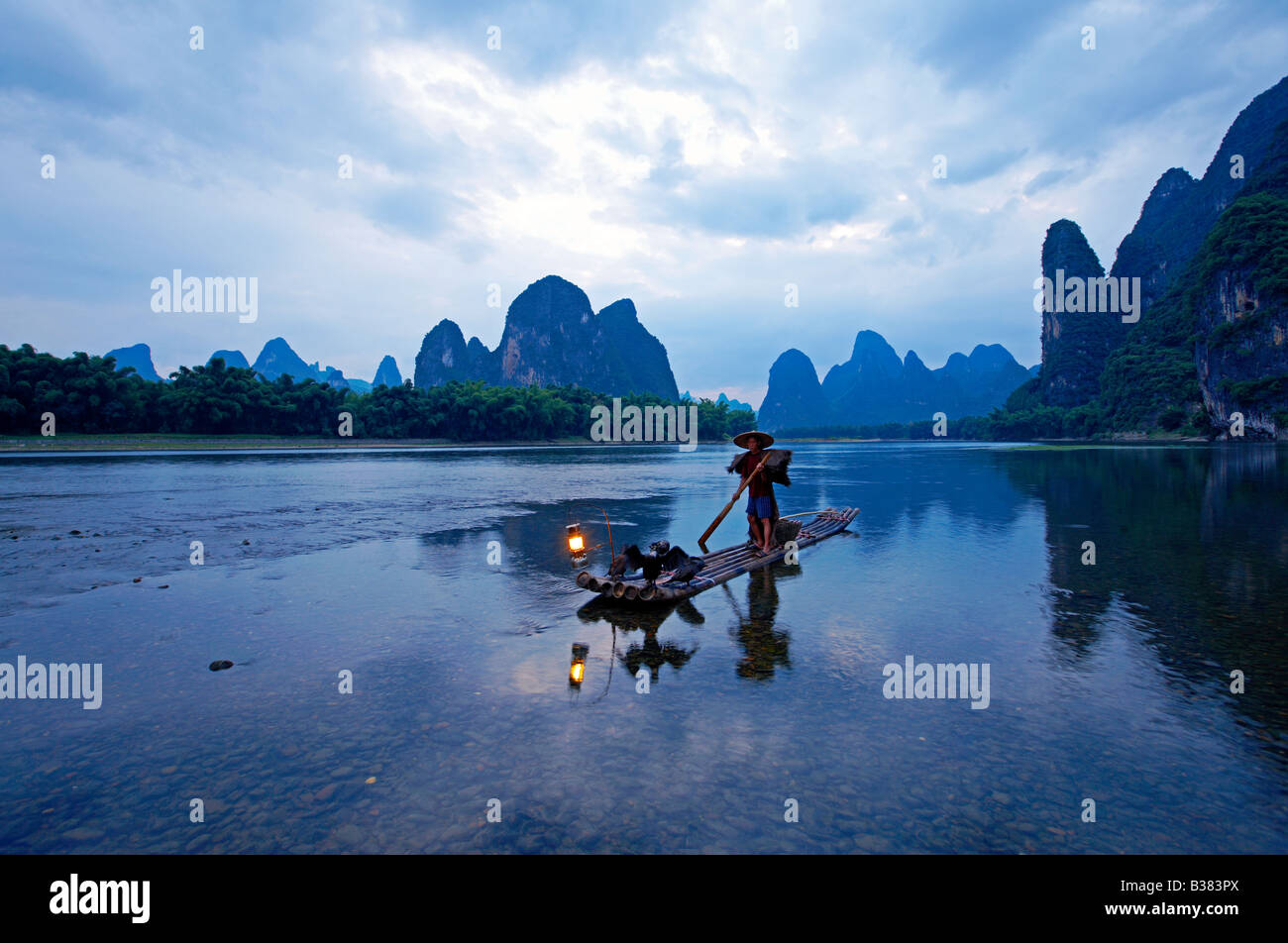 Pêcheur dans le Cormorant Lijang Li River Xingping Guilin province Chine modèle libération 701 Banque D'Images