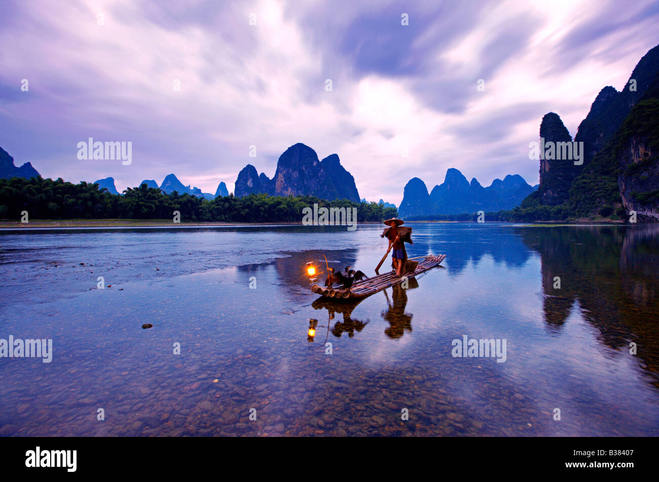 Pêcheur dans le Cormorant Lijang Li River Xingping Guilin province Chine modèle libération 701 Banque D'Images