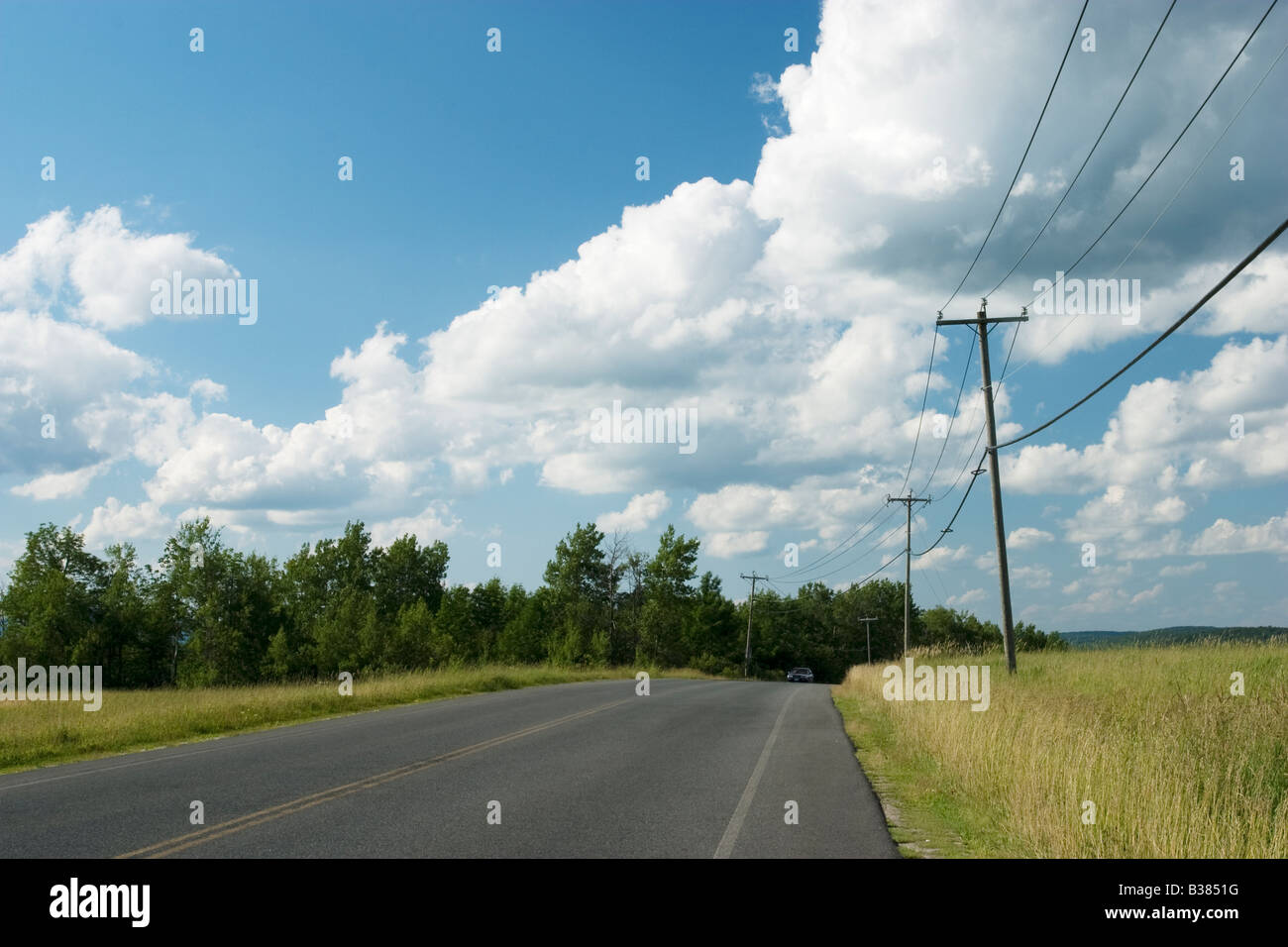 Une route rurale dans les Berkshires sur une journée ensoleillée Banque D'Images
