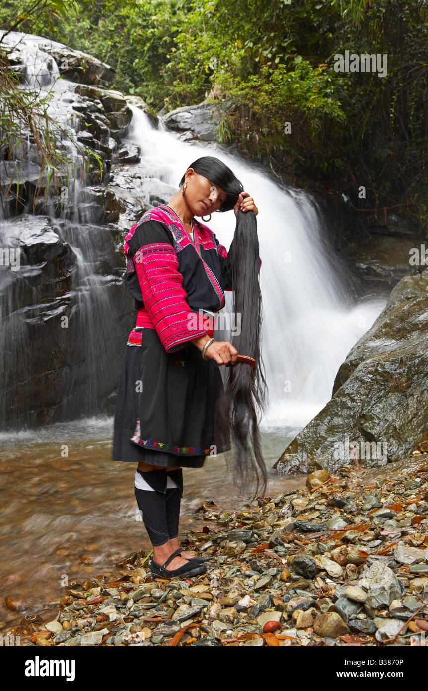Les femmes aux cheveux longs de Huangluo Yao Village ces femmes n'ont qu'une seule coupe de cheveux au cours de leur vie un Ping Longsheng Rizières en terrasses Banque D'Images