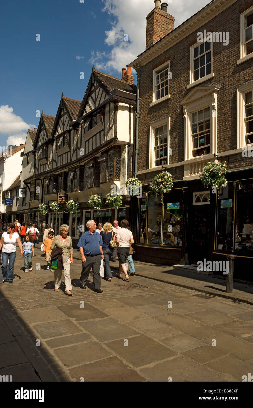 Gens touristes visiteurs marchant shopping dans le centre-ville En été Stonegate York North Yorkshire Angleterre Royaume-Uni GB Grande-Bretagne Banque D'Images