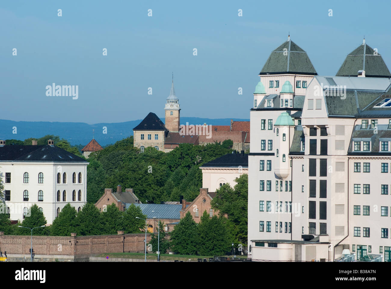 Deux monuments de Oslo Oslo Havnelager et la forteresse médiévale d'Akershus Banque D'Images