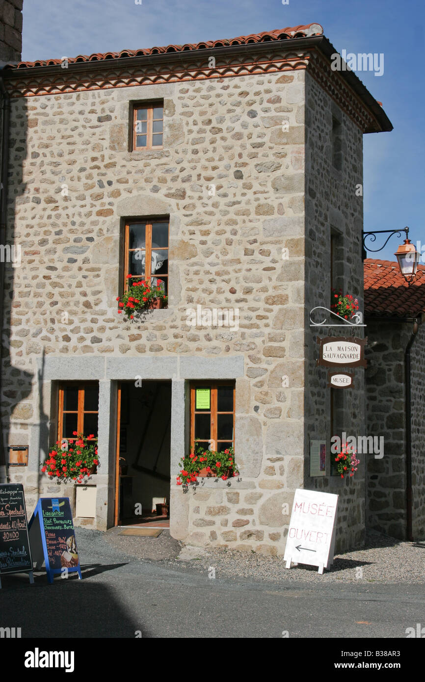 La Maison Sauvagnarde Musée de scieurs les sabots et les traditions locales dans la région de Sauvain le centre de la France Banque D'Images