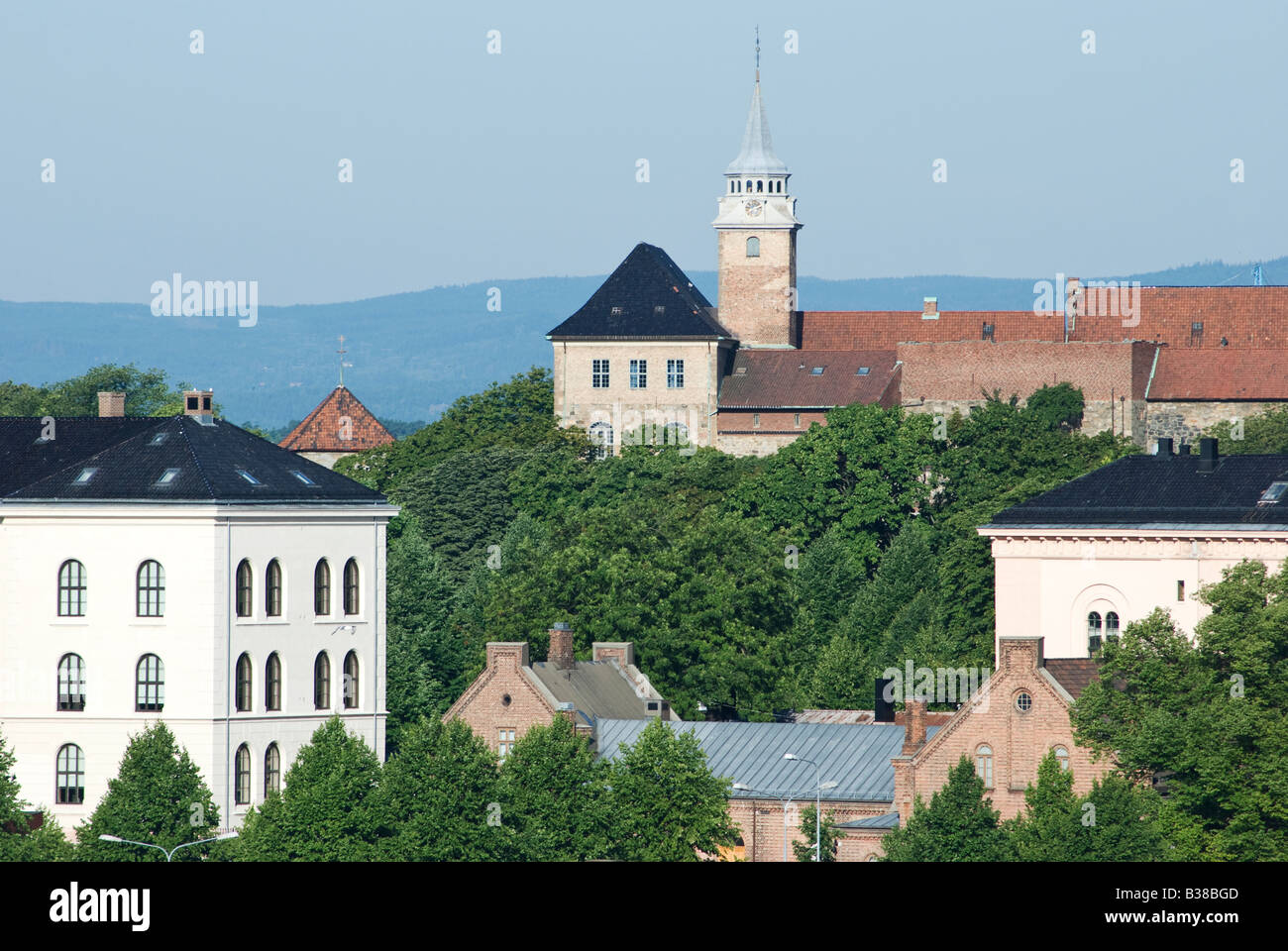 Un monument de la forteresse médiévale d'Akershus à Oslo et du château entre les arbres Banque D'Images