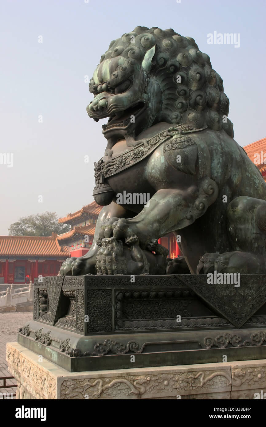 Un lion doré sculpture protège l'entrée à l'un des nombreux couloirs de la Cité Interdite, Pékin, Chine. Banque D'Images Un lion doré sculpture protège l'entrée à l'un des nombreux couloirs de la Cité Interdite, Pékin, Chine. Banque D'Images