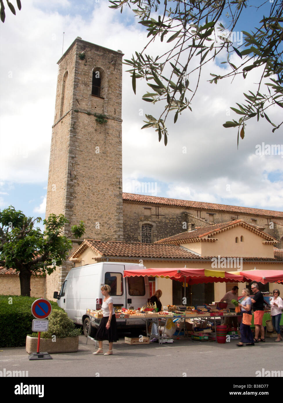 Les étals de marché en face de l'église pittoresque dans le village de Fayence, Var, France Banque D'Images