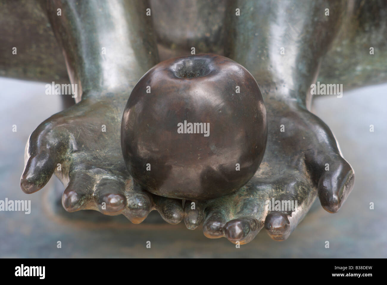 Sculpture en cuivre des mains holding apple Banque D'Images