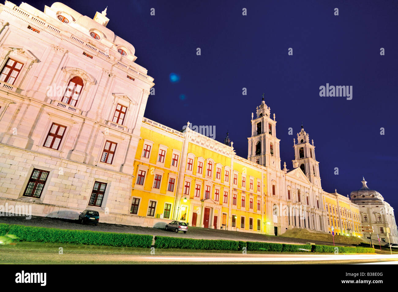Portugal : Palais et Monastère de Mafra par nuit Banque D'Images