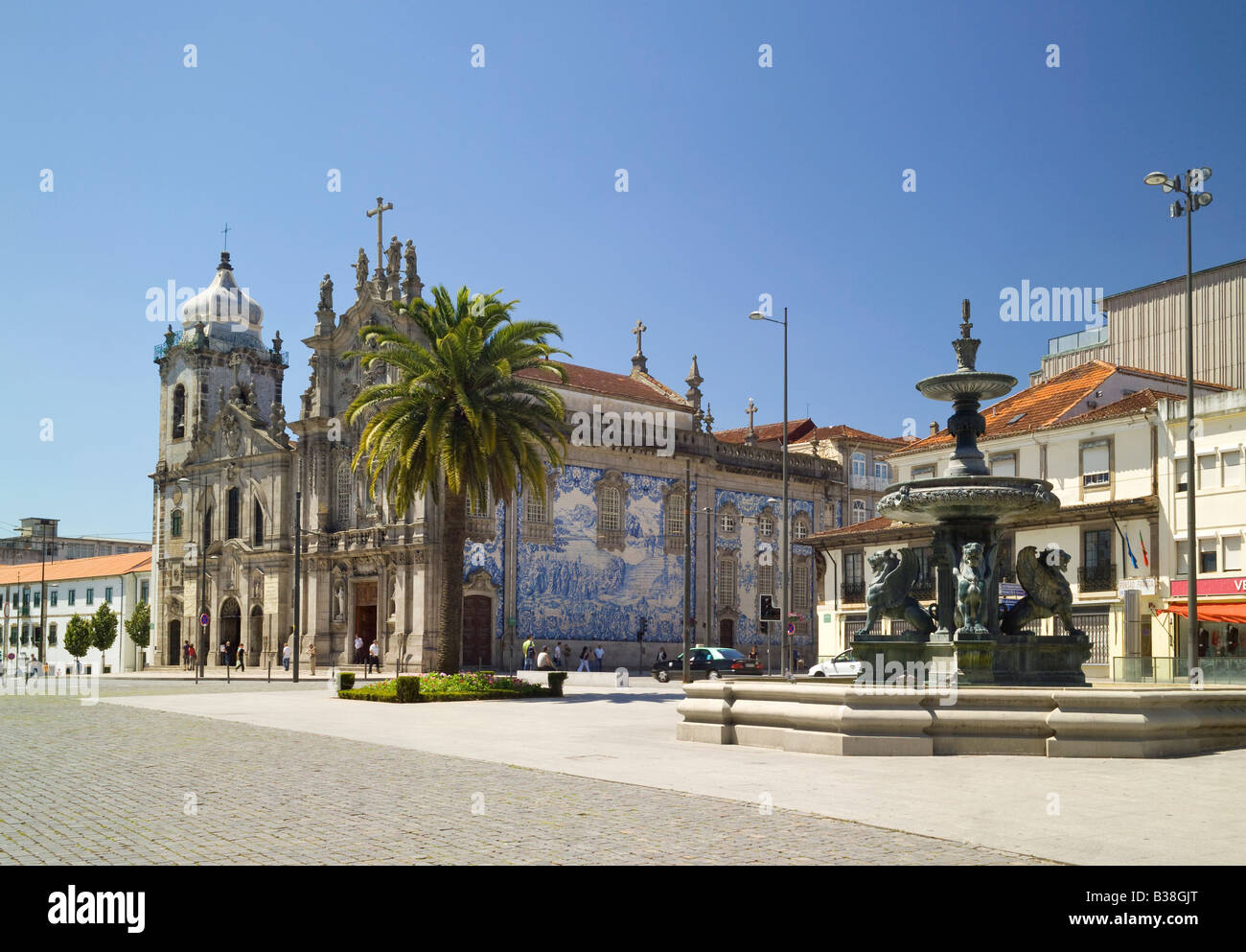 Portugal Porto, l'Igreja dos Carmelitas church couverts d'azulejos et une fontaine baroque ( chafariz ) Banque D'Images