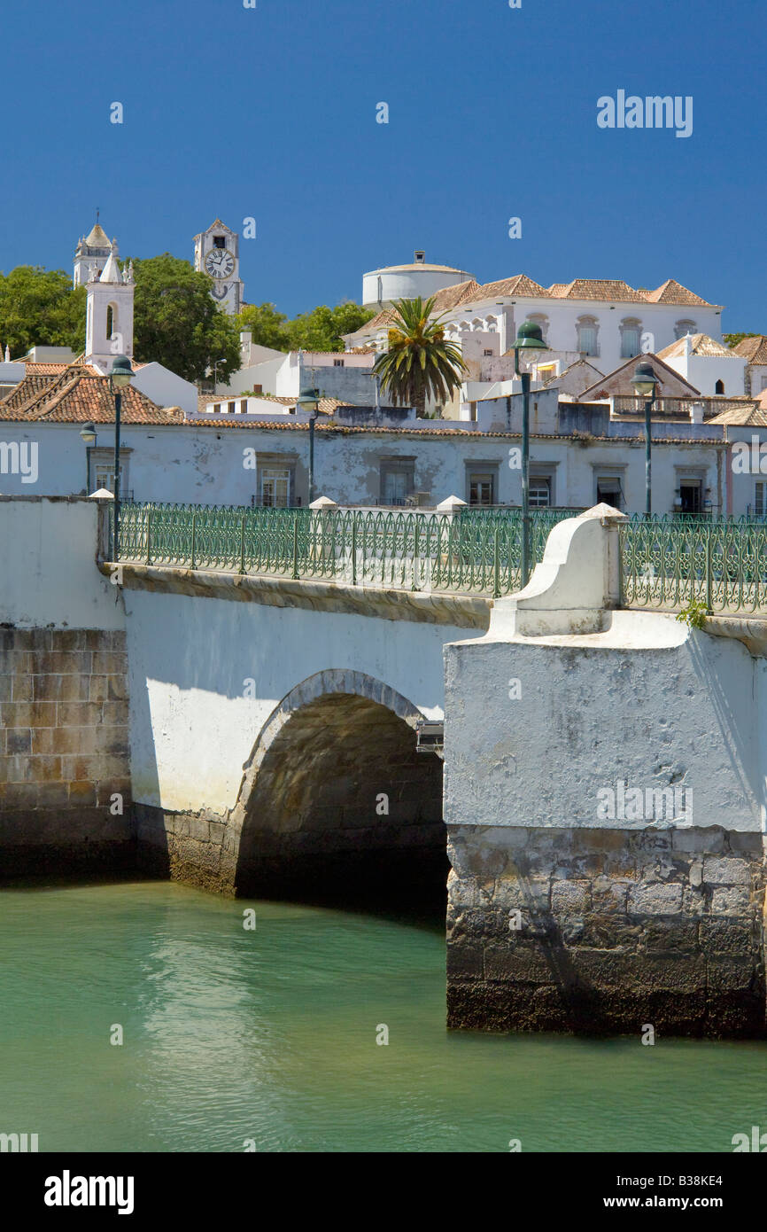 Le Portugal, l'Algarve, Tavira, le pont médiéval, (appelé le pont romain ) In The Golfer's Paradise de la ville et les églises Banque D'Images