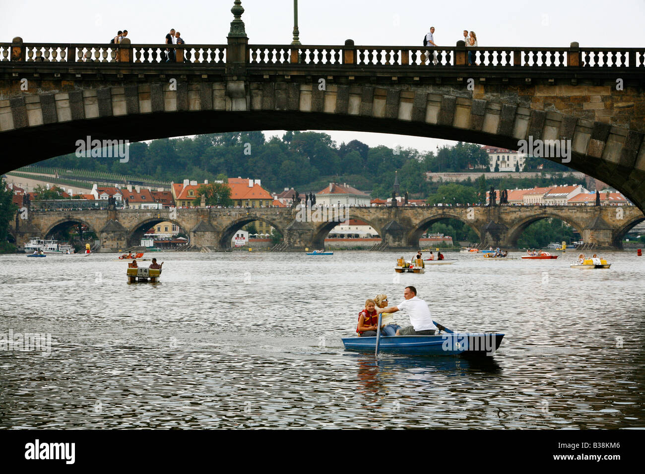 Août 2008 - People rowing boats at la rivière Vlatva Prague Praha République Tchèque Banque D'Images
