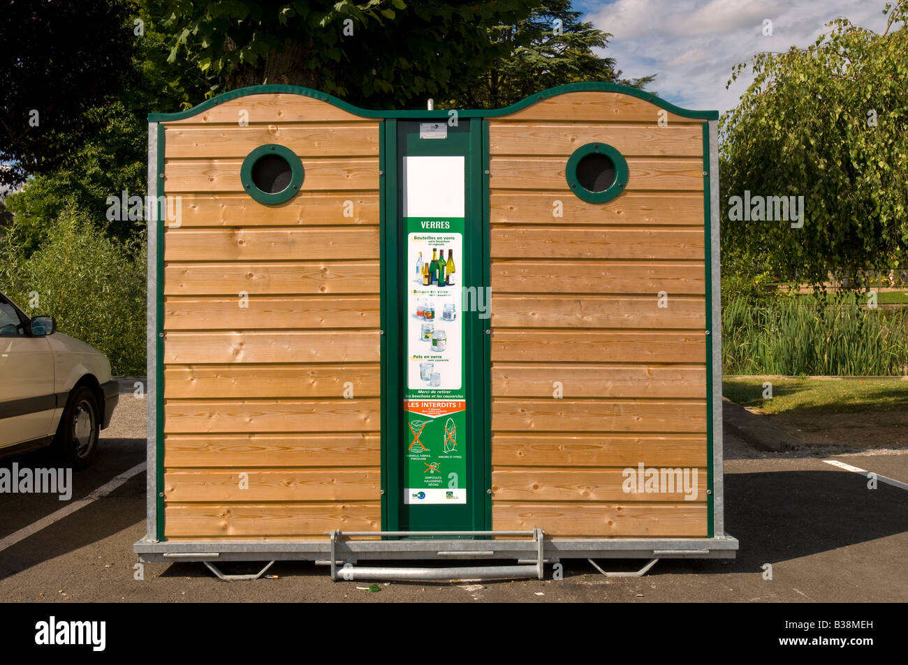 Flacon en verre recouvert de bois, banque de recyclage des Loches, France. Banque D'Images