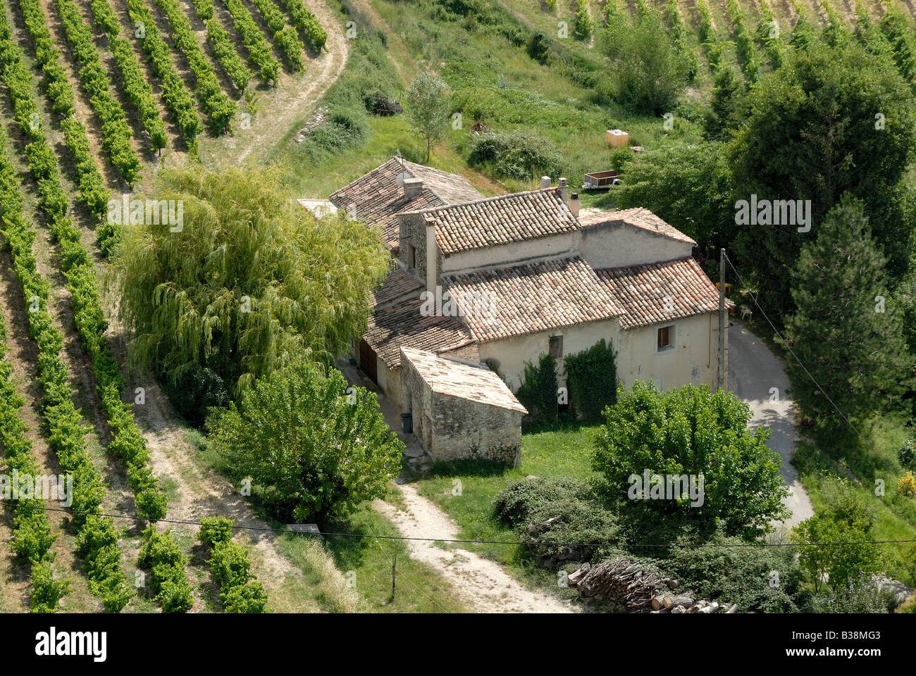 Vue aérienne de la maison rurale en France Banque D'Images