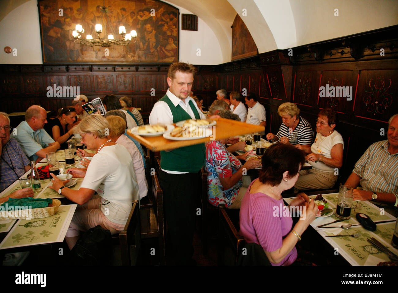 Août 2008 - Les gens assis à U Fleku Beer Hall restaurant Nove Mesto Prague République Tchèque Banque D'Images