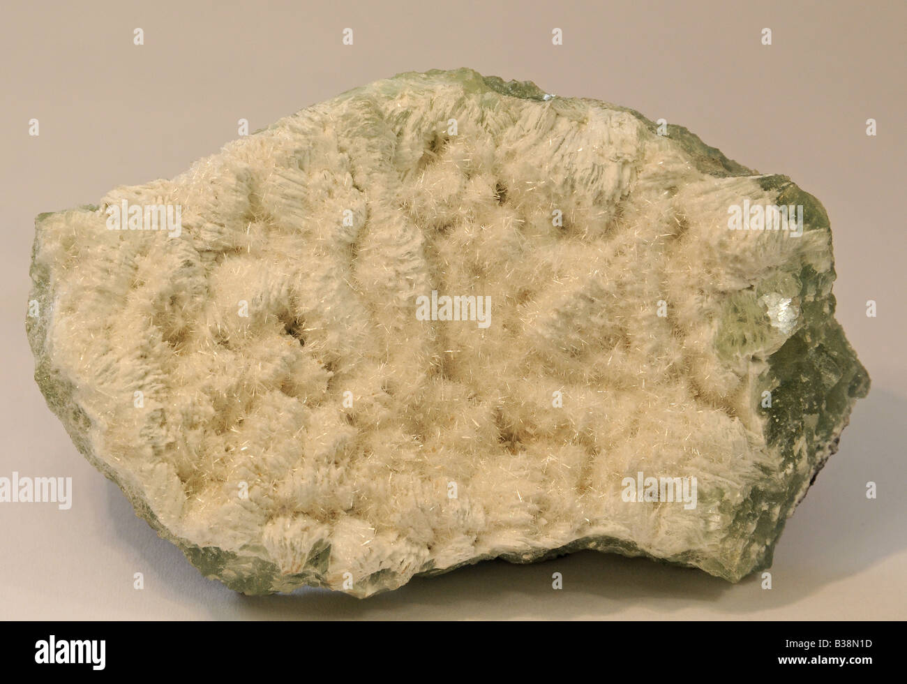 Skorpionite Tarbuttite verdâtre sur les aiguilles Banque D'Images