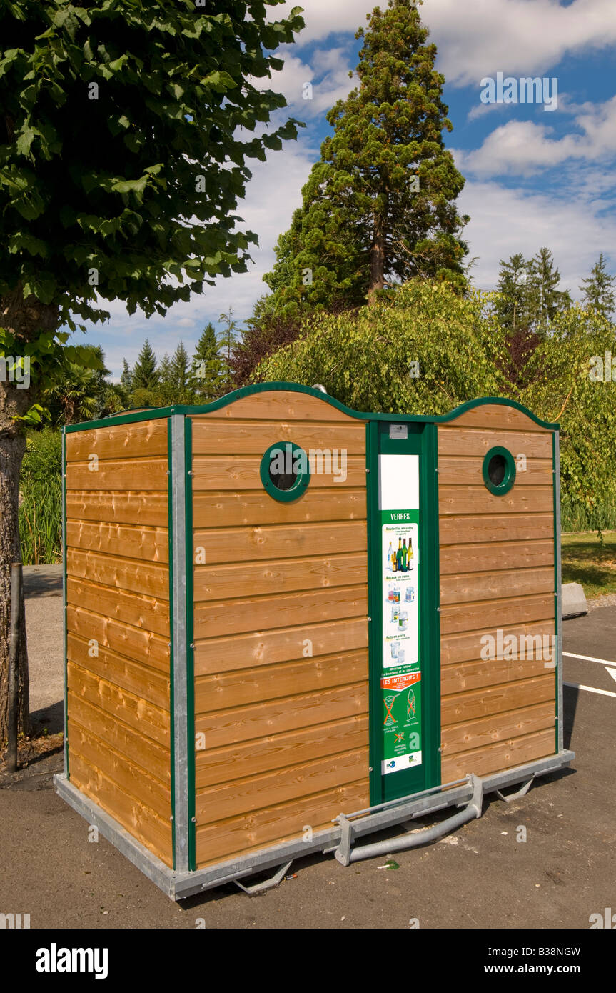 Flacon en verre recouvert de bois, banque de recyclage des Loches, France. Banque D'Images