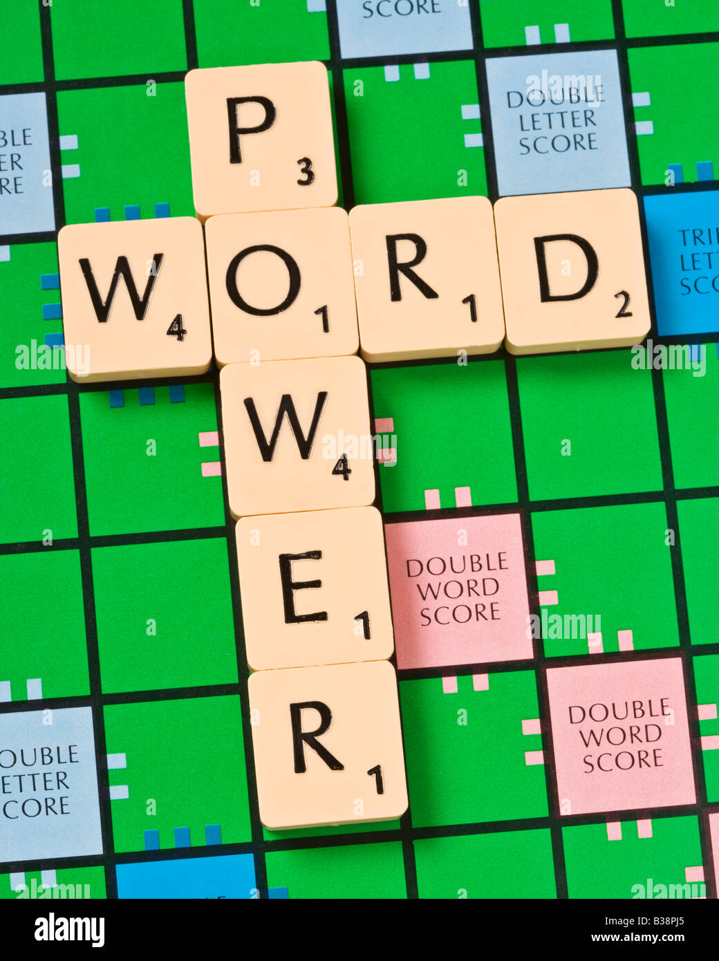 Scrabble set pour épeler le mot "pouvoir". Banque D'Images