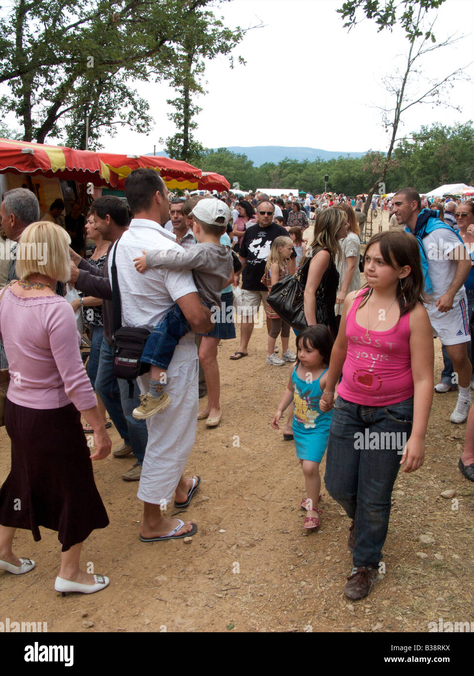 Les gens qui marchent autour d'une foire locale dans le sud de la France, Var, France Banque D'Images