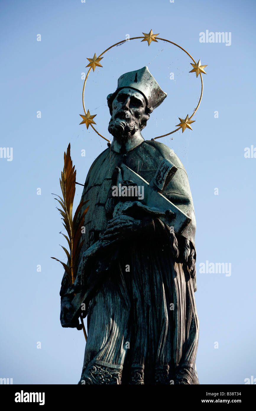 Août 2008 - Statue de St Jean Népomucène sur Charles Bridge Prague République Tchèque Banque D'Images