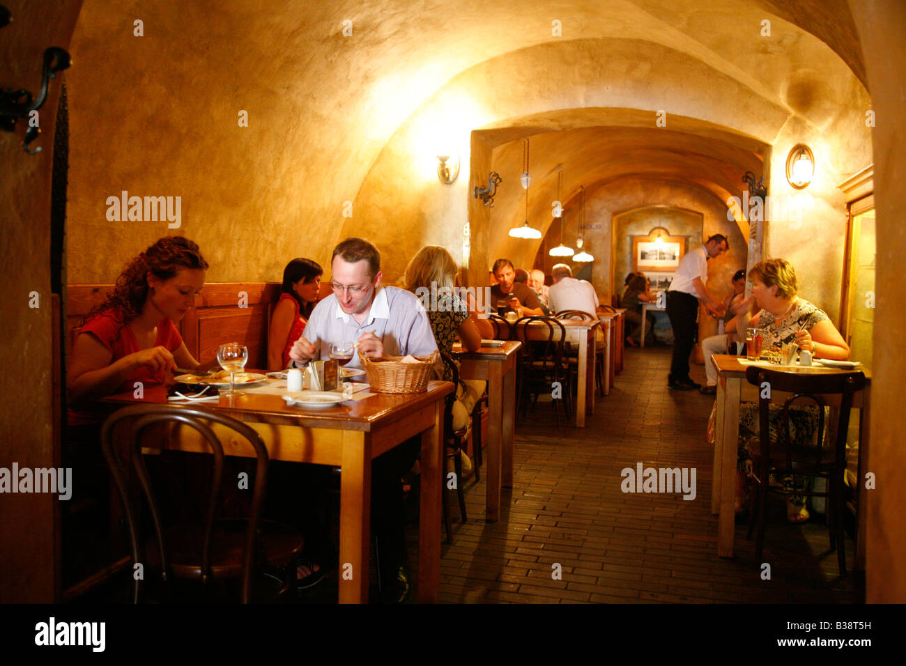 Août 2008 - Les gens assis à U Suteru Beer Hall et restaurant Nove Mesto Prague République Tchèque Banque D'Images