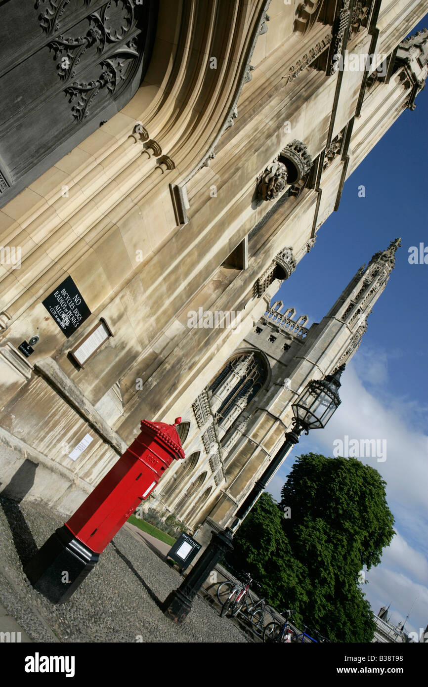 Ville de Cambridge, en Angleterre. Vue en angle du châtelet d'entrée du Kings College de Cambridge sur King's Parade. Banque D'Images