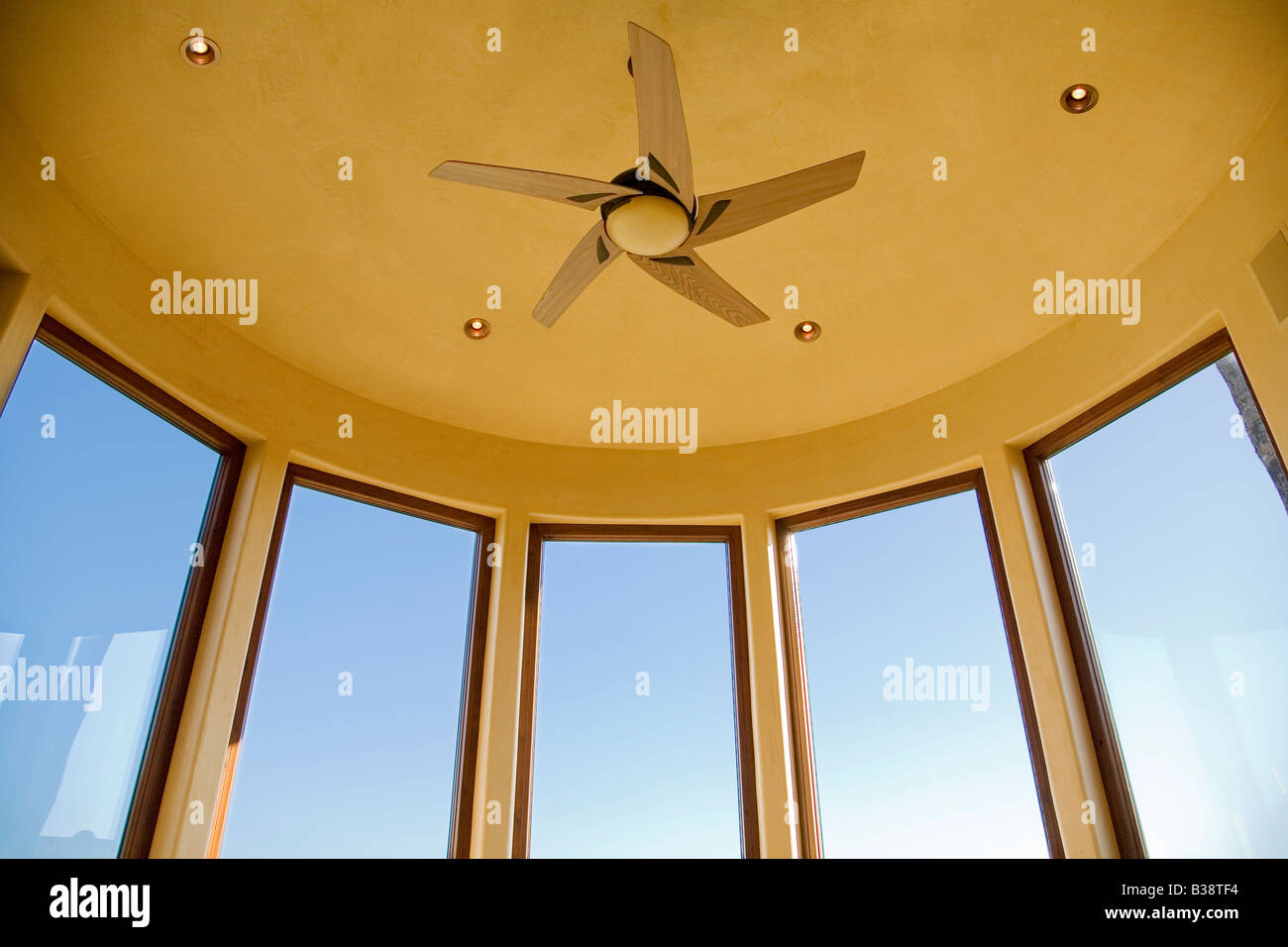 Détail d'une grande baie vitrée et d'un ventilateur de plafond Banque D'Images