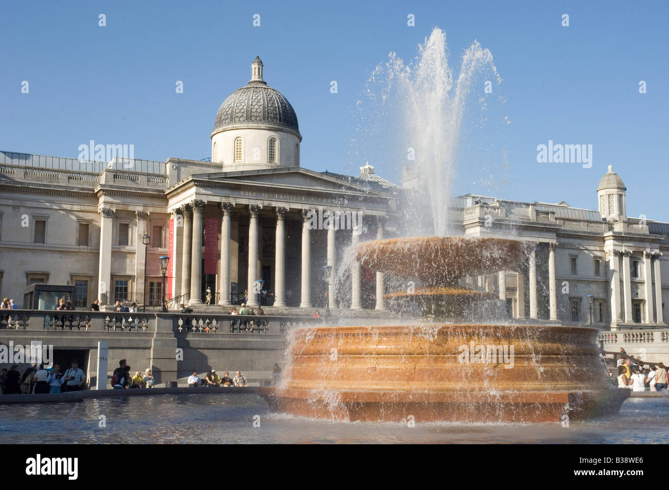Fontaine à eau à Trafalgar Square avec la National Art Gallery de l'arrière-plan Banque D'Images
