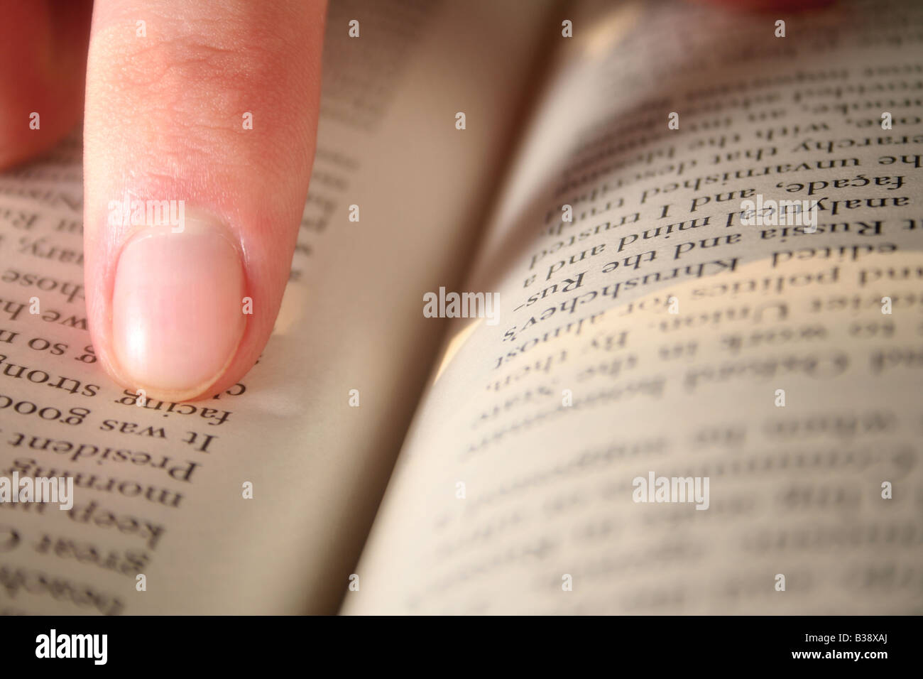 Un doigt pointé à un passage dans un livre Banque D'Images