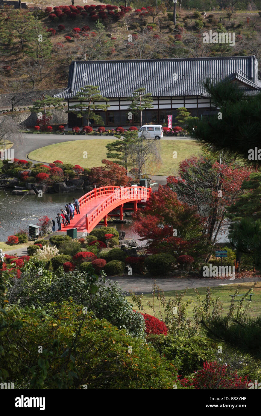 Un pont rouge dans un jardin japonais Banque D'Images