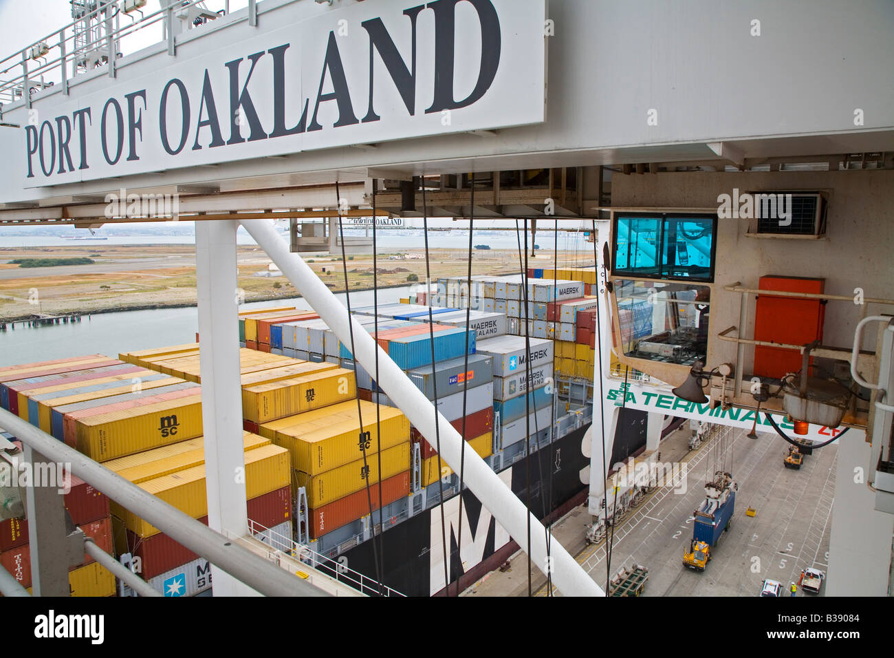 Oakland California une grue se charge des conteneurs d'expédition sur le MSC Beijing-conteneur dans le port d'Oakland Banque D'Images