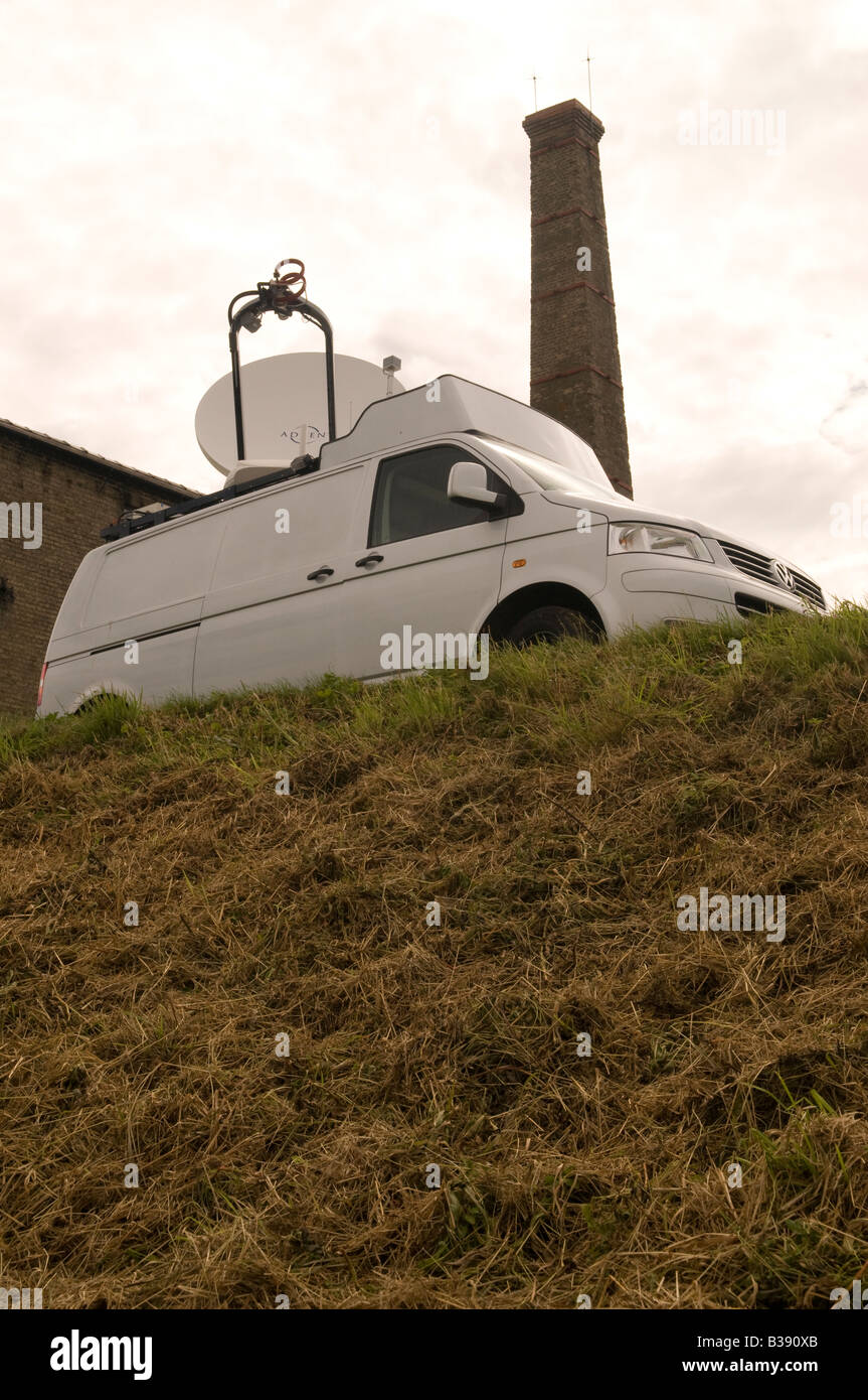 Une liaison montante antenne satellite monté sur le toit d'un véhicule utilisé pour la couverture de l'actualité de réponse rapide Banque D'Images