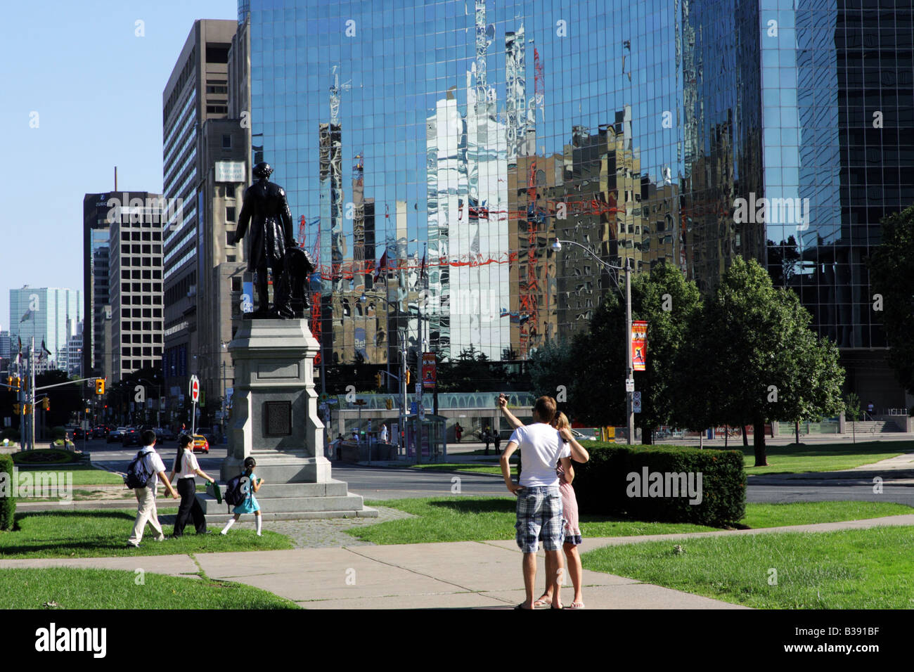 Réflexions de MaRS la construction d'installations biomédicales site sur fenêtre en verre décoratifs de 'Ontario Power Corporation' Building Banque D'Images