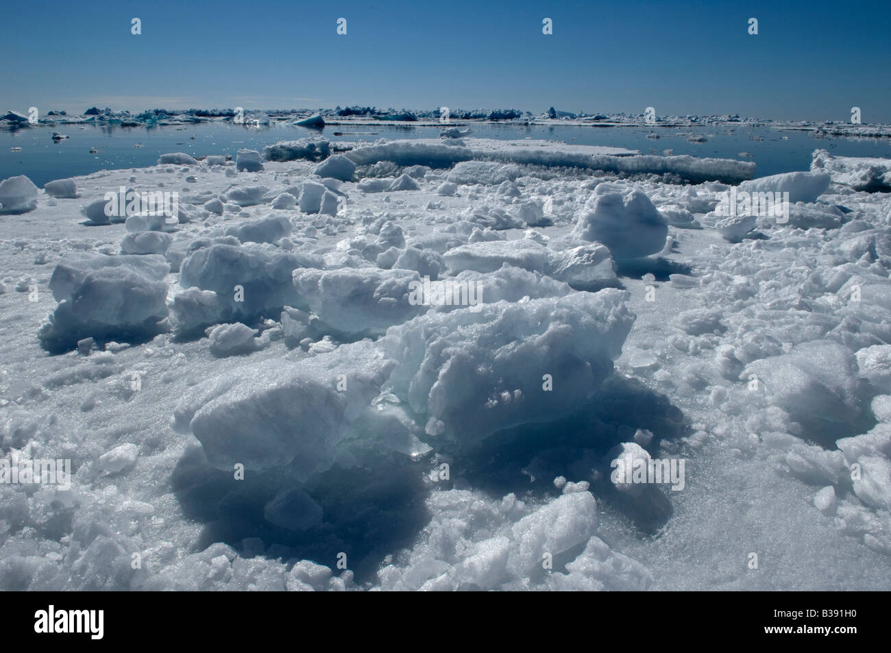 Un iceberg sur Philpots Island dans l'Arctique canadien la fusion dans le soleil. Banque D'Images