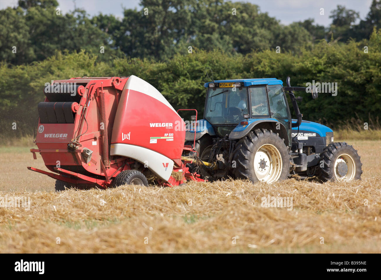 Tracteur New Holland de la mise en balles de la paille de blé Banque D'Images