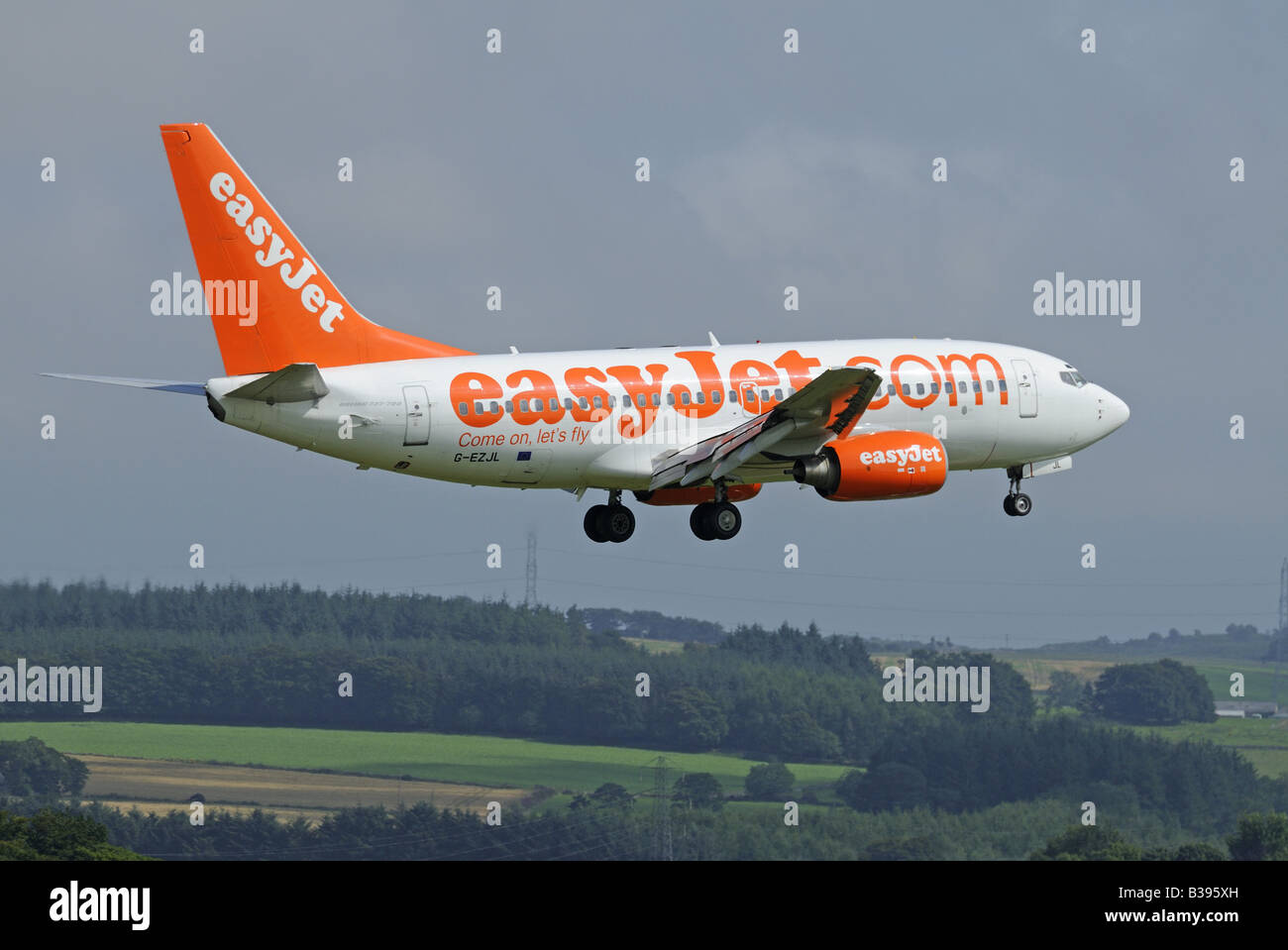 Un Boeing 737-73V Easyjet en approche finale à l'aérodrome de la région de Grampian Aberdeen Dyce nord-est de l'Écosse Banque D'Images