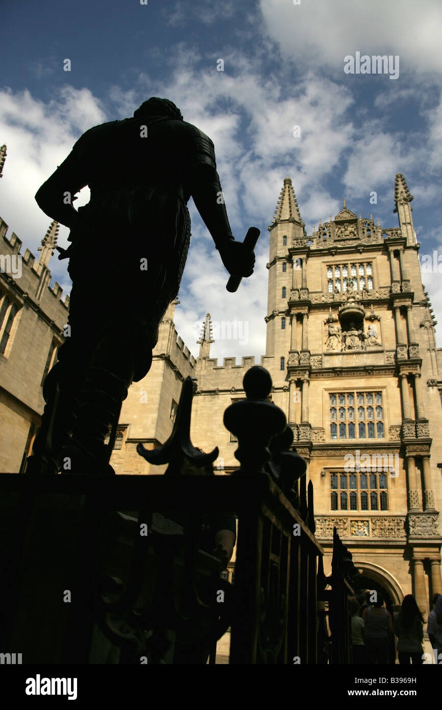 Ville d'Oxford, en Angleterre. La statue de William Herbert dans l'ancienne école du quadrangle à Oxford Bodleian Library. Banque D'Images