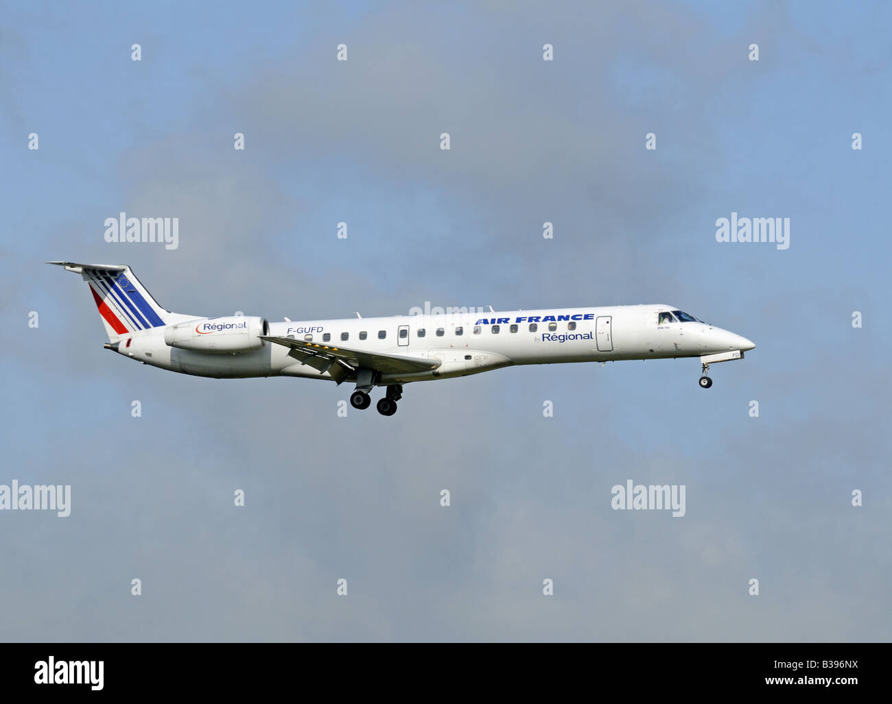 Un Embraer RJ145UE de Regional Airlines France en approche finale à l'aérodrome de la région de Grampian Aberdeen Dyce nord-est de l'Écosse Banque D'Images