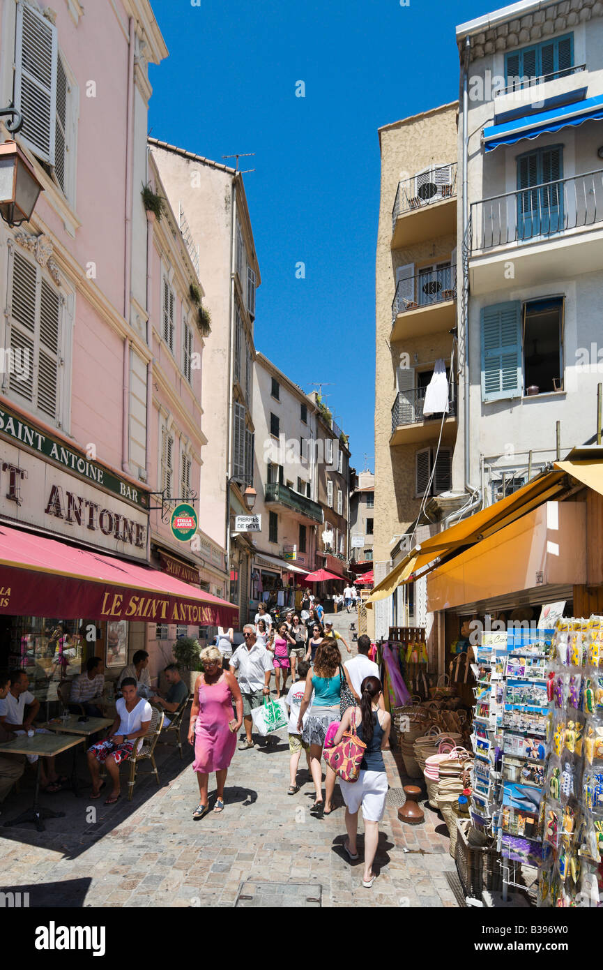 Boutiques et cafés dans la vieille ville (Le Suquet), Cannes, Côte d 'Azur, Provence, France Banque D'Images