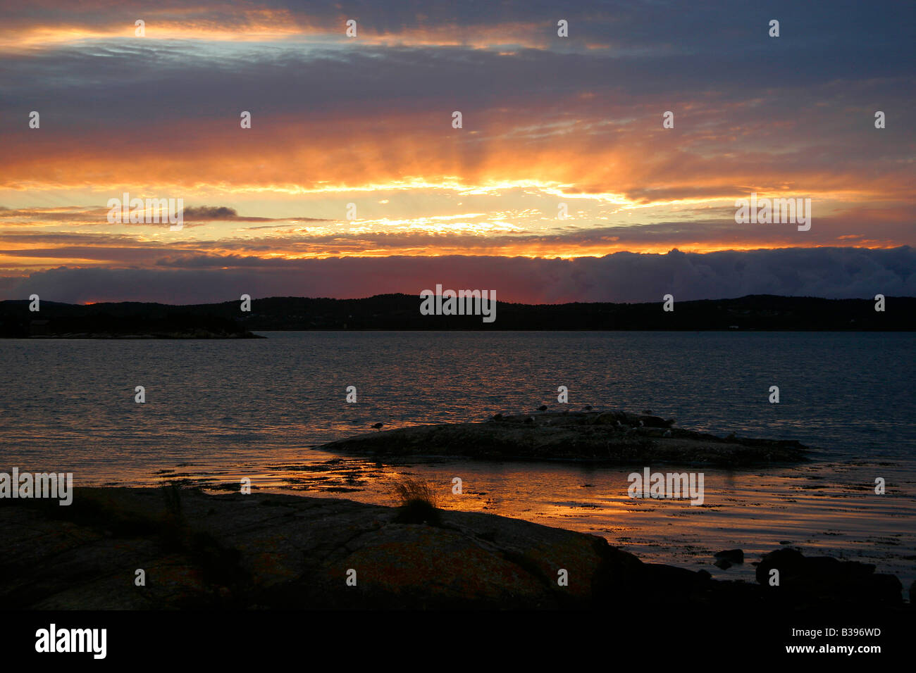 Norwegen, Sonnenuntergang vor der Insel Hitra, Norvège Le coucher du soleil à Hitra island Banque D'Images