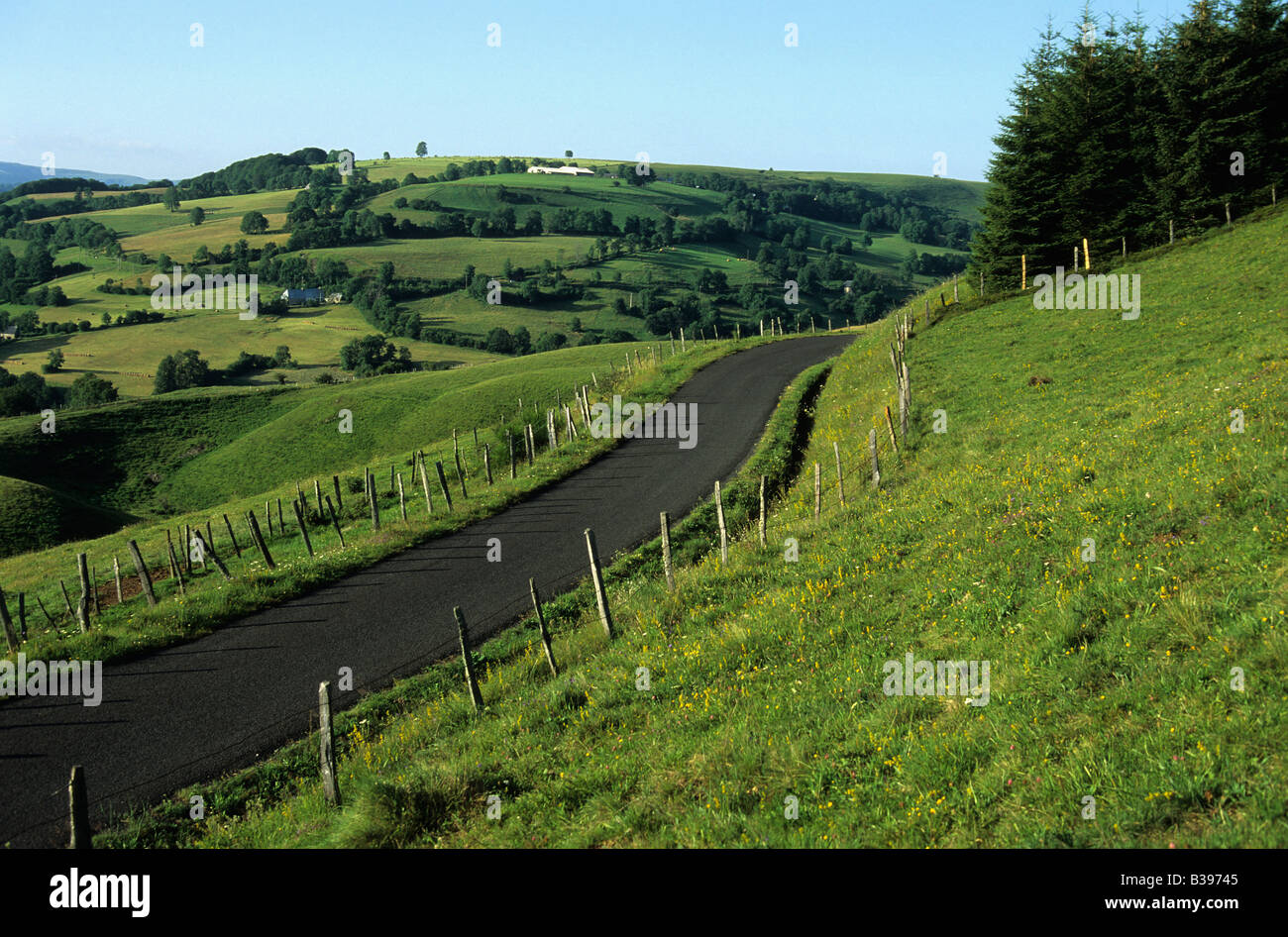 Petite Route De Campagne En Auvergne La France Photo Stock Alamy Petite Route De Campagne En Auvergne La France Photo Stock Alamy