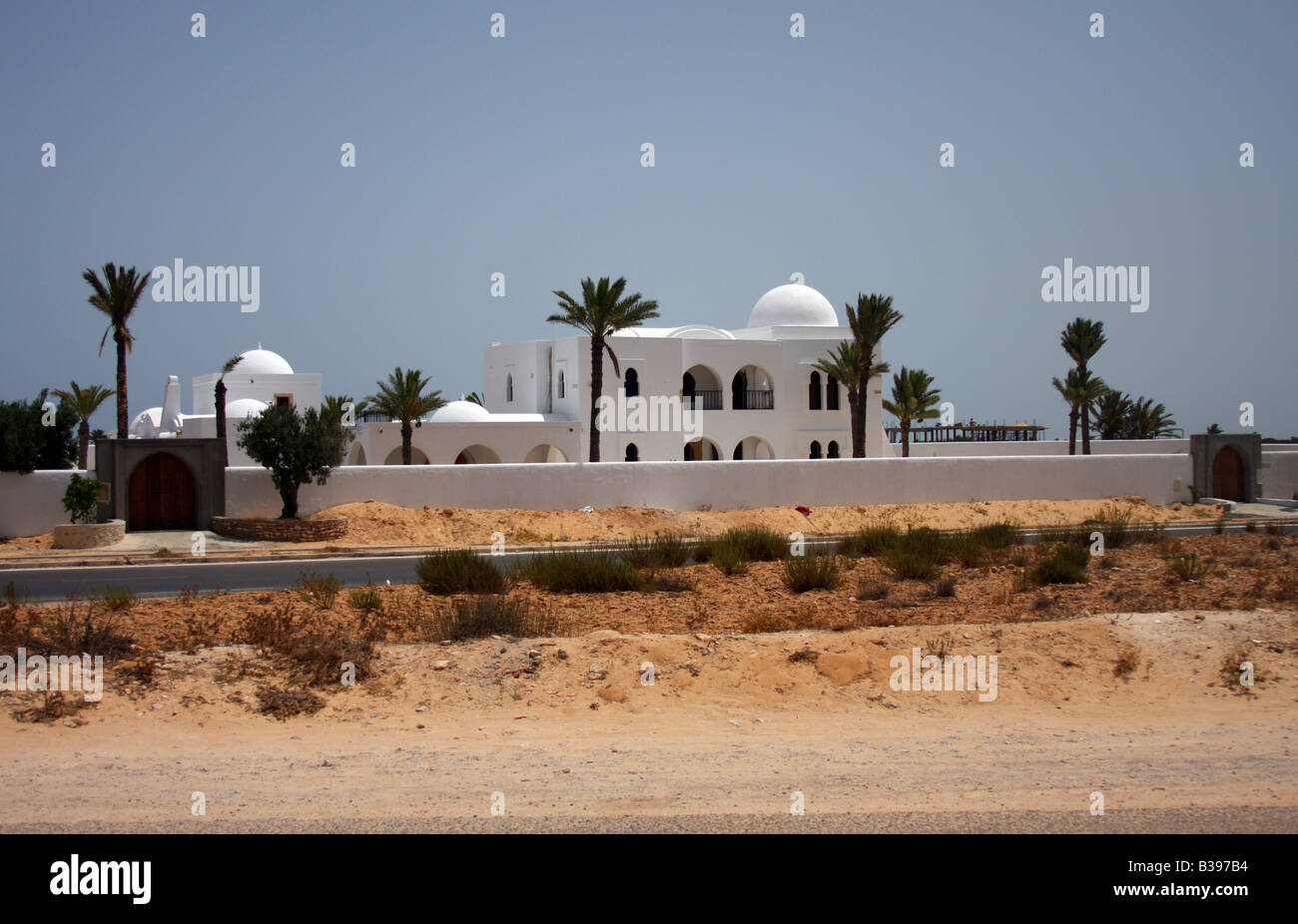 Maison blanche dans le style arabe à Djerba (Tunisie). Banque D'Images