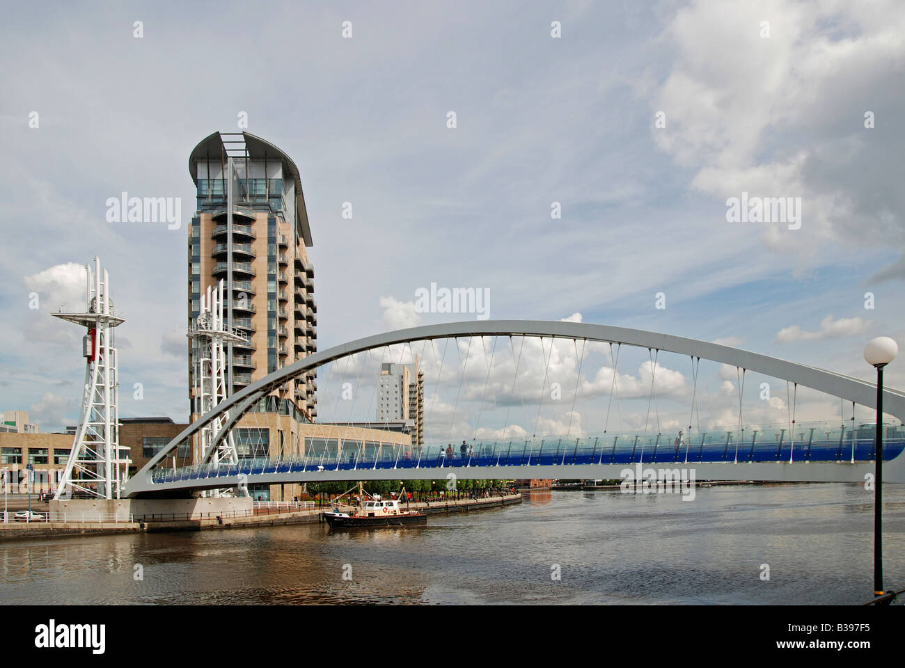 Le millenium bridge et Lowry Centre sur les quais de Salford, Manchester, Angleterre, Royaume-Uni Banque D'Images