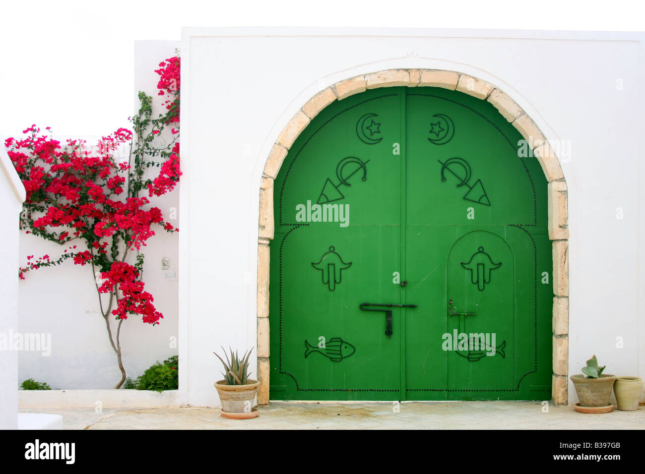 Porte Verte avec l'arabe des symboles. Banque D'Images