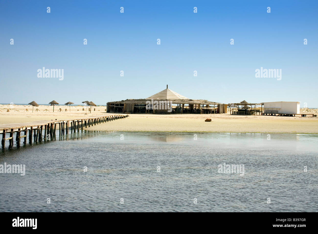 Grande cabane sur une plage de sable isolée à Djerba (Tunisie). Banque D'Images
