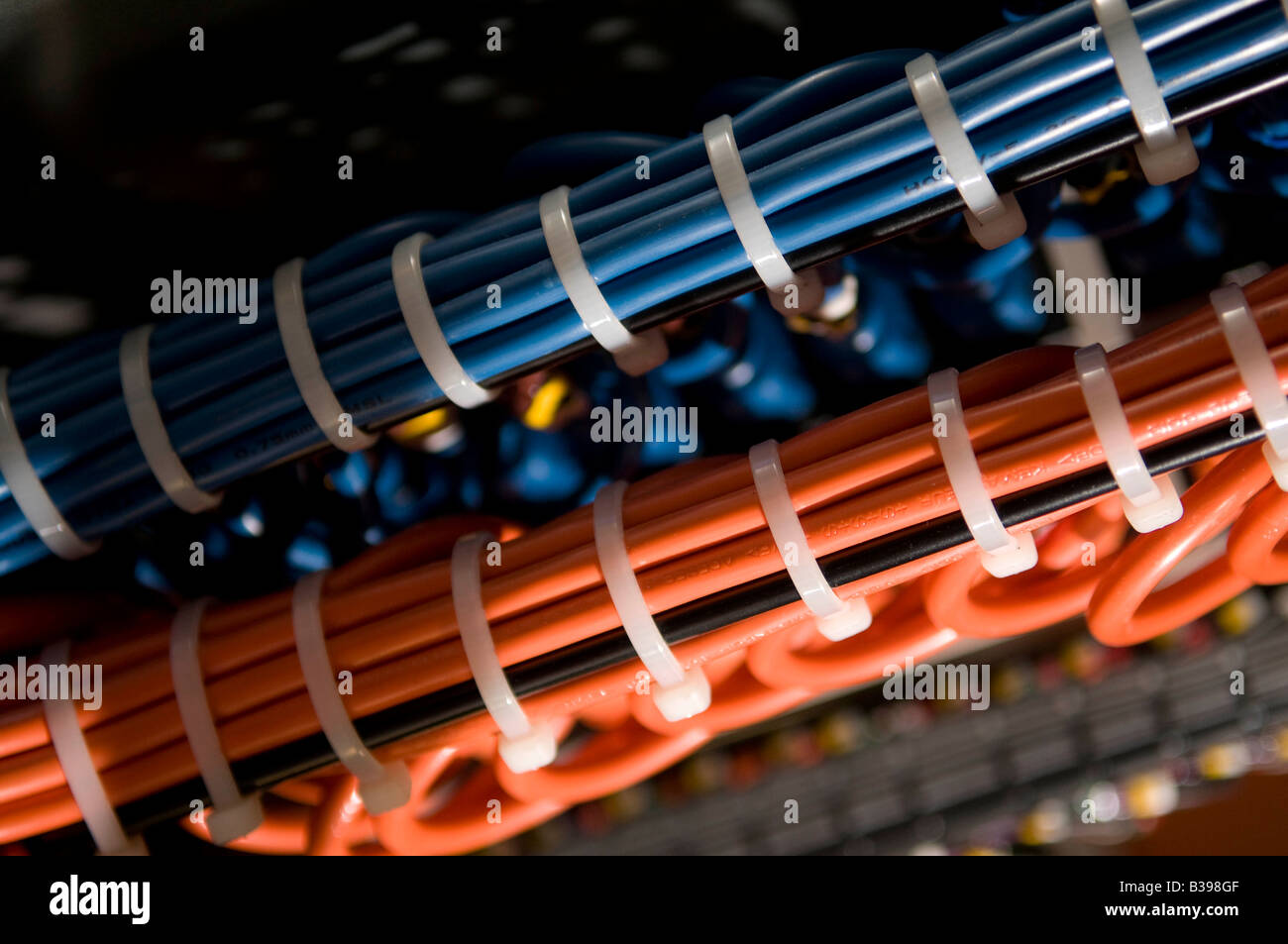 Orange et câbles bleus regroupés dans une gaine de câble Banque D'Images